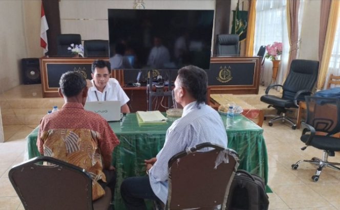
					Ket foto: Ketua GKPK Nas (kiri), Sekretaris DPD GKPK Nas Kab Tapanuli Tengah (kanan) dan Penyidik dari Kejagung RI (tengah).