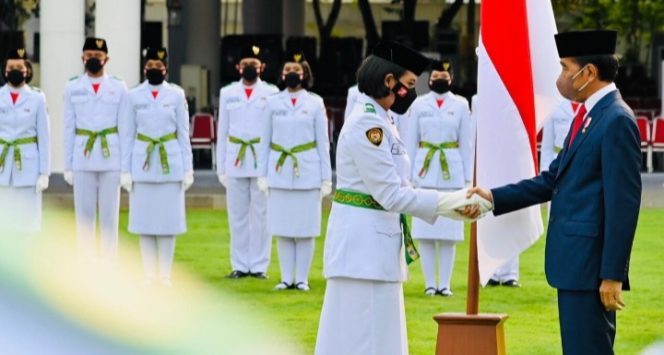 
					Ket foto: Presiden Joko Widodo mengukuhkan 68 pelajar SMA menjadi anggota Pasukan Pengibar Bendara Pusaka (Paskibraka) Tahun 2022 di halaman Istana Merdeka, Jakarta, pada Senin, 15 Agustus 2022. Foto: BPMI Setpres/Laily Rachev.