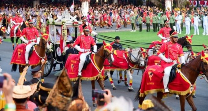 
					Ket foto: Kereta Kencana Ki Jaga Rasa yang membawa Purna Paskibraka Duta Pancasila pembawa duplikan bendera Merah Putih dan teks proklamasi bergerak menuju Monumen Nasional dengan diiringi kirab budaya dari Istana Merdeka, Jakarta, Rabu, 17 Agustus 2022. Foto: BPMI Setpres.
