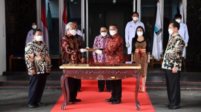 
					Ket foto: Sekretariat Presiden mengembalikan naskah asli teks proklamasi tulisan tangan sang proklamator Ir. Soekarno kepada Arsip Nasional Republik Indonesia (ANRI) pada Kamis, 18 Agustus 2022. Foto: BPMI Setpres/Lukas.