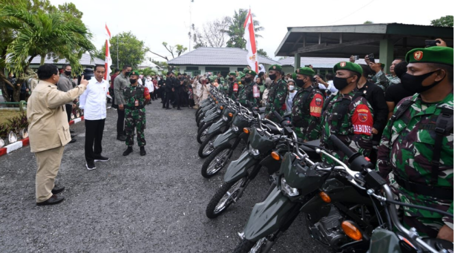 
					Ket foto: Presiden Joko Widodo menyaksikan penyerahan 40 unit kendaraan bermotor dari Kementerian Pertahanan kepada Komando Distrik Militer (Kodim) 1503/Tual, Kabupaten Maluku Tenggara, Provinsi Maluku, pada Rabu, 14 September 2022. Foto: BPMI Setpres/Lukas.