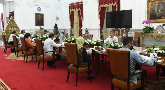 
					Ket foto: Presiden Joko Widodo pada Kamis, 8 September 2022, menggelar rapat terbatas di Istana Merdeka Jakarta, terkait persiapan Indonesia menjadi tuan rumah Piala Dunia FIFA U20 pada tahun 2023 mendatang. Foto: BPMI Setpres.