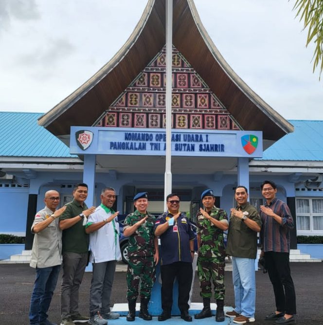 
					Ket foto: Danlanud Sutan Syahrir Kolonel Nav Saeful Rakhmat saat bersama Rombongan Sorgum Indonesia Grup.