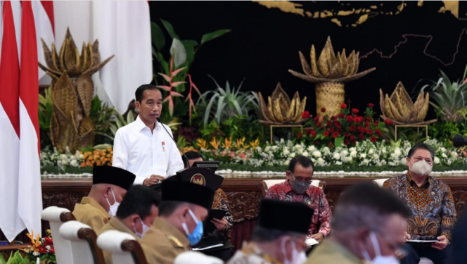 Ket foto: Presiden Joko Widodo memberikan arahan dalam pertemuan dengan seluruh kepala daerah secara luring dan daring di Istana Negara, Jakarta, pada Senin, 12 September 2022. Foto: BPMI Setpres/Kris.