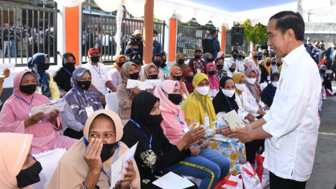 
					Ket foto: Presiden Joko Widodo meninjau penyaluran bantuan dari pemerintah kepada masyarakat penerima manfaat antara lain Bantuan Subsidi Upah (BSU), Bantuan Langsung Tunai (BLT) di Kantor Pos Baubau, Kota Baubau, pada Selasa, 27 September 2022. Foto: BPMI Setpres/Kris.