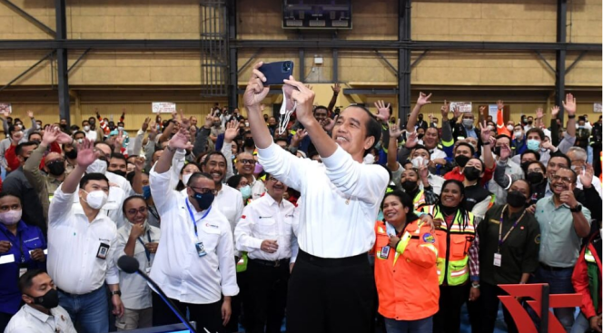 
					Ket foto: Presiden Joko Widodo berswafoto bersama dengan karyawan PT Freeport Indonesia (PTFI) di Sport Hall, Distrik Tembagapura, Kabupaten Mimika, pada Rabu, 31 Agustus 2022. Foto: BPMI Setpres/Kris.