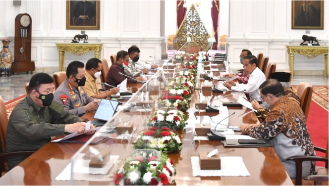 
					Ket foto: Presiden Joko Widodo menggelar rapat terbatas bersama sejumlah Menteri Kabinet Indonesia Maju di Istana Merdeka, Jakarta, pada Senin, 12 September 2022. Foto: BPMI Setpres/Rusman.