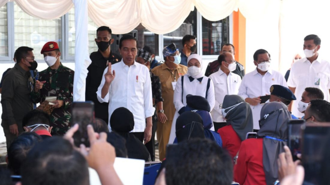 
					Ket foto: Presiden Joko Widodo berdialog dengan masyarakat penerima bantuan subsidi upah (BSU) di Kantor Pos Baubau, Kota Baubau, Provinsi Sulawesi Tenggara, Selasa, 27 September 2022. Foto: BPMI Setpres/Kris.