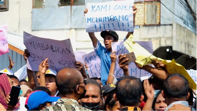 
					Ket foto: Aksi sekelompok masyarakat yang tengah berdemo tepat di sebelah Kantor Pos Cabang Sentani Kabupaten Jayapura, Rabu pagi 31 Agustus 2022. Foto: BPMI Setpres/Laily Rachev.