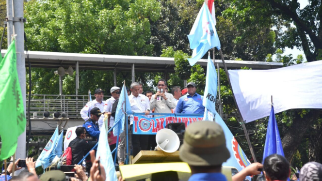 
					Ket foto: Kepala Sekretariat Presiden (Kasetpres) Heru Budi Hartono menemui secara langsung massa buruh dari Konfederasi Serikat Pekerja Seluruh Indonesia (KSPSI) yang melakukan unjuk rasa terkait kenaikan harga bahan bakar minyak (BBM) di kawasan Tugu Arjuna Widjaja (Patung Kuda), Jakarta, pada Senin, 12 September 2022. Foto: BPMI Setpres/Rusman.