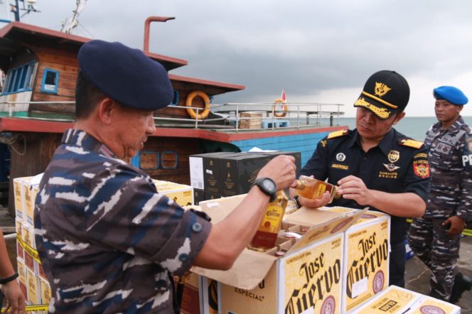 
					Operasi Jaring Sriwijaya Berhasil Tangkap Kapal Kayu Bermuatan Mikol Ilegal Senilai Rp4,38 Miliar