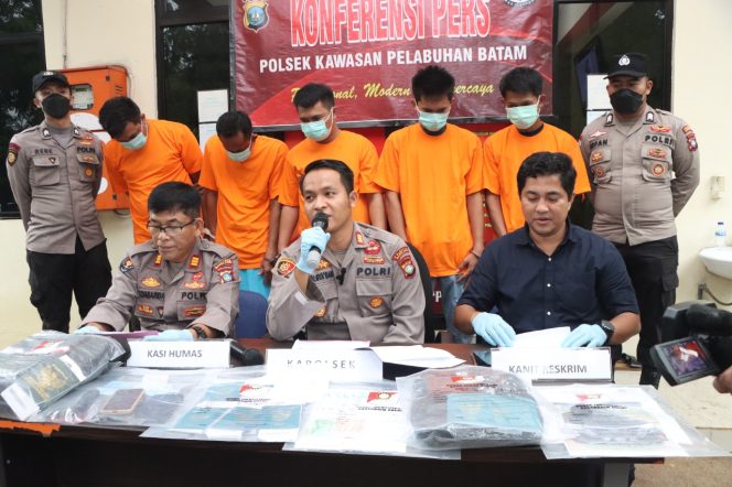 
					Ket foto: Kapolsek Kawasan Pelabuhan Batam AKP Awal Sya’ban Harahap, SIK, MH pimpin konferensi pers ungkap pelaku penempatan Pekerja Migran Indonesia (PMI) Ilegal.