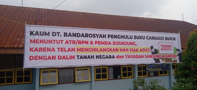 
					Ket foto: Spanduk yang dipasang Kaum Bandarosyah sebagai upaya memperjuangkan hak atas tanah.