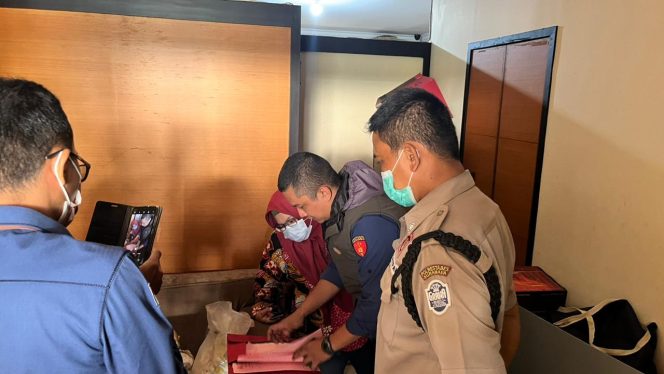 
					Penyidik JAM Pidsus Lakukan Penyitaan Dan Penggeledahan Di 3 lokasi Dugaan Korupsi Impor Garam