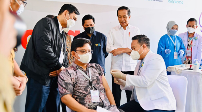 
					Ket foto: Presiden Joko Widodo meninjau langsung penyuntikan perdana vaksin IndoVac di PT Bio Farma (Persero), Kota Bandung, Provinsi Jawa Barat, pada Kamis, 13 Oktober 2022. Foto: BPMI Setpres/Laily Rachev.