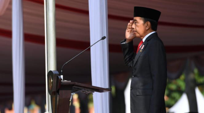 
					Ket foto: Presiden Joko Widodo bertindak selaku inspektur upacara dan memimpin upacara peringatan Hari Kesaktian Pancasila Tahun 2022 yang dipusatkan di Monumen Pancasila Sakti, Lubang Buaya, Jakarta, pada Sabtu, 1 Oktober 2022. Foto: BPMI Setpres/Lukas.