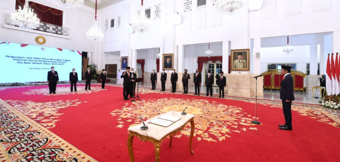 
					Ket foto: Presiden Joko Widodo menyaksikan pengucapan janji Johanis Tanak sebagai wakil ketua merangkap anggota pimpinan Komisi Pemberantasan Korupsi (KPK) dalam sisa masa jabatan tahun 2019-2023 di Istana Negara, Jakarta, pada Jumat, 28 Oktober 2022. Foto: BPMI Setpres/Lukas.