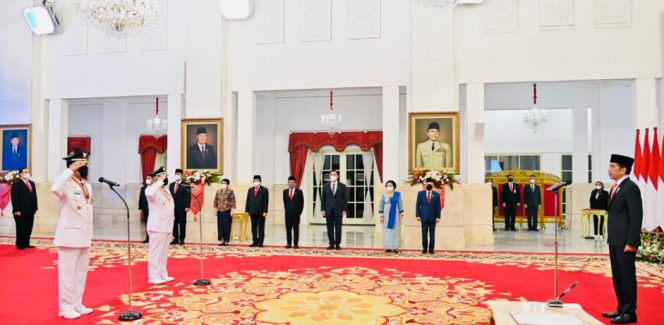 
					Ket foto: Presiden Joko Widodo resmi melantik pasangan Gubernur dan Wakil Gubernur Daerah Istimewa Yogyakarta (DIY) terpilih masa jabatan tahun 2022 - 2027 di Istana Negara, Jakarta pada Senin, 10 Oktober 2022. Foto: BPMI Setpres.