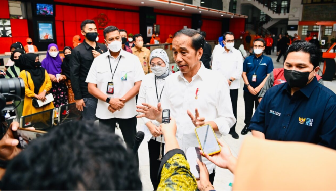 
					Ket foto: Presiden Joko Widodo menjawab pertanyaan jurnalis di Kantor Pos Kota Bandung, pada Kamis, 13 Oktober 2022. Foto: BPMI Setpres/Laily Rachev.