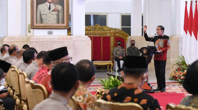 
					Ket foto: Presiden Joko Widodo menyampaikan pengarahan kepada jajaran Kepolisian Negara Republik Indonesia (Polri), mulai dari para pejabat utama Mabes Polri, kepala kepolisian daerah (kapolda), hingga kepala kepolisian resor (kapolres) seluruh Tanah Air di Istana Negara, Jakarta, pada Jumat, 14 Oktober 2022. Foto: BPMI Setpres/Lukas.