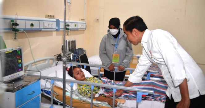 
					Ket foto: Presiden Joko Widodo mengunjungi Rumah Sakit Umum Daerah (RSUD) dr. Saiful Anwar, Kota Malang, Jawa Timur, pada Rabu, 5 Oktober 2022, untuk melihat kondisi korban selamat dalam tragedi sepak bola di Kanjuruhan. Foto: BPMI Setpres/Rusman.