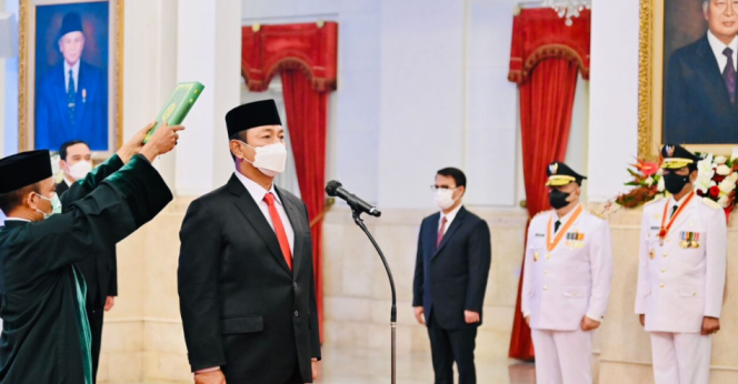 
					Ket foto: Presiden Joko Widodo melantik Hendrar Prihadi sebagai Kepala Lembaga Kebijakan Pengadaan Barang/Jasa Pemerintah (LKPP) di Istana Negara, Jakarta, Senin, 10 Oktober 2022. Foto: BPMI Setpres/Laily Rachev.