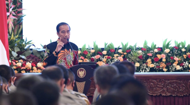 
					Ket foto: Presiden Joko Widodo menyampaikan sedikitnya lima arahan kepada jajaran Kepolisian Negara Republik Indonesia (Polri), mulai dari para pejabat utama Mabes Polri, kepala kepolisian daerah (kapolda), hingga kepala kepolisian resor (kapolres) seluruh Tanah Air di Istana Negara, Jakarta, pada Jumat, 14 Oktober 2022. Foto: BPMI Setpres/Lukas..

