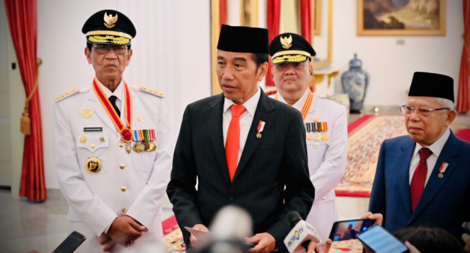 
					Ket foto: Presiden Joko Widodo menyampaikan keterangan pers usai pelantikan Gubernur dan Wakil Gubernur DIY, serta Kepala LKPP di Istana Negara, Jakarta. Foto: BPMI Setpres/Laily Rachev.