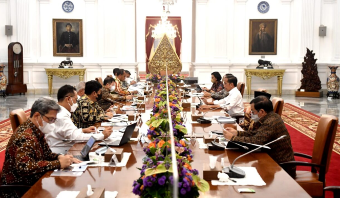 
					Ket foto: Presiden Joko Widodo memimpin rapat bersama jajarannya untuk membahas pembangunan Ibu Kota Nusantara (IKN) di Istana Merdeka, Jakarta, pada Selasa, 4 Oktober 2022. Foto: BPMI Setpres/Rusman.