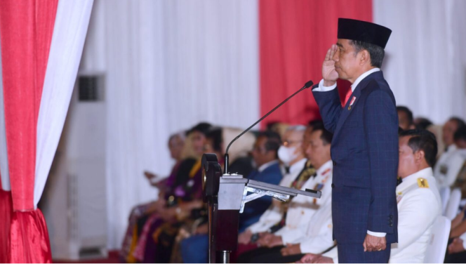 
					Ket foto: Presiden Joko Widodo memimpin upacara Parade Senja dan penurunan bendera Merah Putih yang digelar di Lapangan Bela Negara, Kementerian Pertahanan, Jakarta, pada Selasa, 4 Oktober 2022. Foto: BPMI Setpres/Muchlis Jr.
