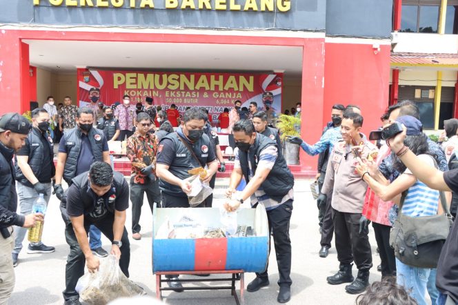 
					Kapolresta Barelang Gelar Pemusnahan Barang Bukti Narkoba Berbagai Jenis