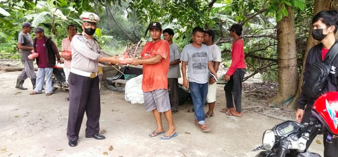 
					Jum’at Barokah, Kapolsek Balai Karimun Bagikan Nasi Bungkus Kepada Warga
