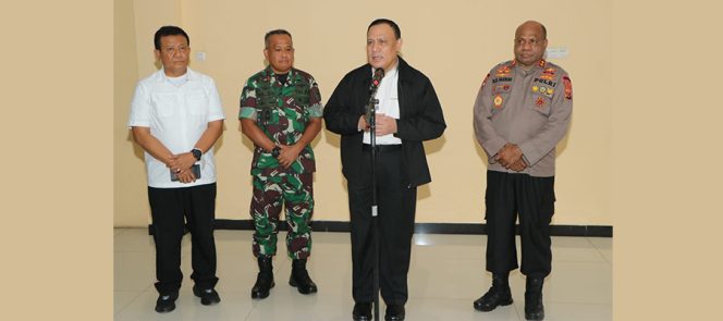 
					Ket foto: Ketua KPK Firli Bahuri dan Tim Penyidik yang didampingi Tim Dokter dari Ikatan Dokter Indonesia (IDI) guna memeriksa kondisi kesehatan LE Gubernur Papua di kediamannya, Kamis (3/11/2022).