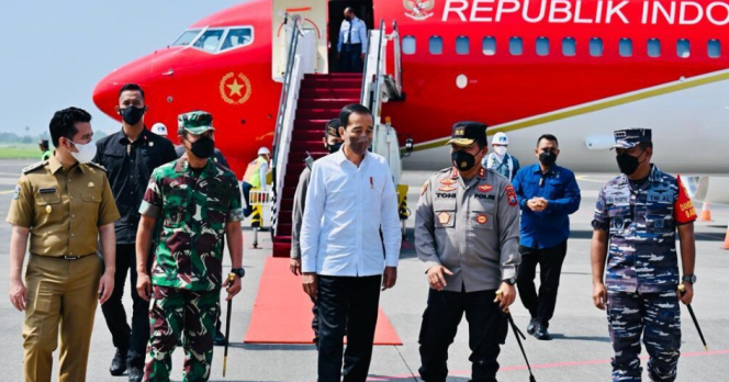 
					Ket foto: Presiden Joko Widodo tiba di Bandara Internasional Juanda, Kabupaten Sidoarjo dalam rangka kunjungan kerja, pada Jumat, 4 November 2022. Foto: BPMI Setpres/Laily Rachev.