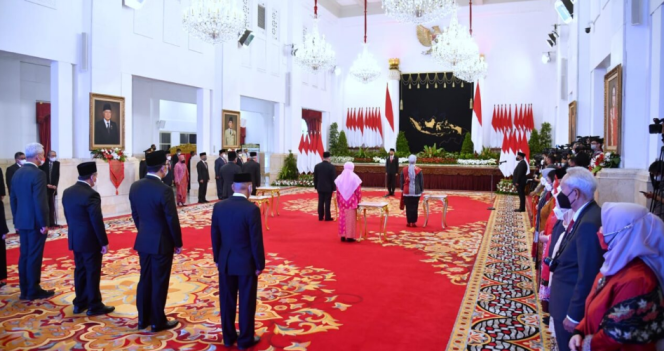 
					Ket foto: Presiden Joko Widodo menganugerahkan gelar pahlawan nasional kepada lima tokoh di Istana Negara, Jakarta, pada Senin, 7 November 2022. Foto: BPMI Setpres/Rusman.