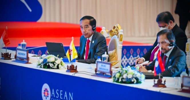 
					Ket foto: Presiden Joko Widodo menyampaikan pengantarnya pada KTT ASEAN – Republik Rakyat Tiongkok (RRT) ke-25, di Hotel Sokha, Phnom Penh, Jumat, 11 November 2022. Foto: BPMI Setpres/Laily Rachev.