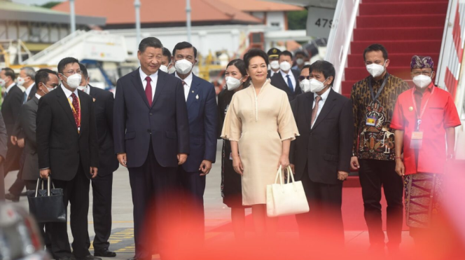 
					Ket foto: Presiden Republik Rakyat Tiongkok (RRT) Xi Jinping beserta Madam Peng Liyuan diketahui tiba di Bali, pada Senin, 14 November 2022, sekitar pukul 15.00 WITA. Foto: BPMI Setpres.