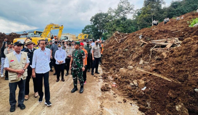 
					Ket foto: Presiden Joko Widodo meninjau langsung lokasi terdampak gempa bumi di Kecamatan Cugenang, Kabupaten Cianjur, pada Selasa, 22 November 2022. Foto: BPMI Setpres/Laily Rachev.