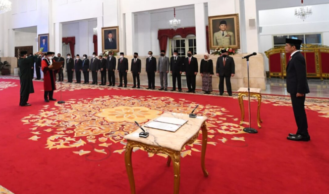 
					Ket foto:Presiden Joko Widodo menyaksikan pengucapan sumpah calon hakim konstitusi M. Guntur Hamzah sebagai hakim konstitusi di Istana Negara, Jakarta, pada Rabu, 23 November 2022. Foto: BPMI Setpres/Lukas.