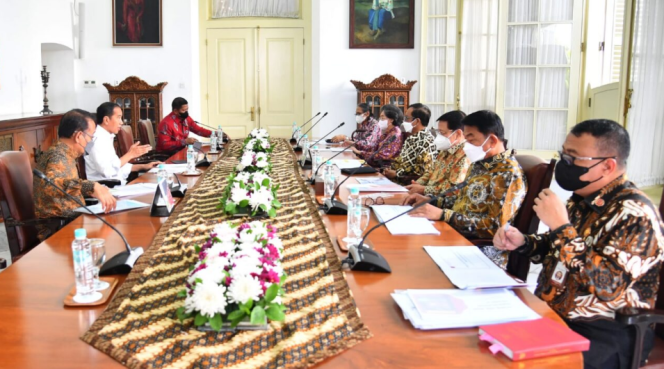 
					Ket foto: Presiden Joko Widodo didampingi Menteri Sekretaris Negara Pratikno menerima Dewan Gelar, Tanda Jasa, dan Tanda Kehormatan, di Istana Kepresidenan Bogor, Jawa Barat, pada Kamis, 3 November 2022. Foto: BPMI Setpres/Rusman.