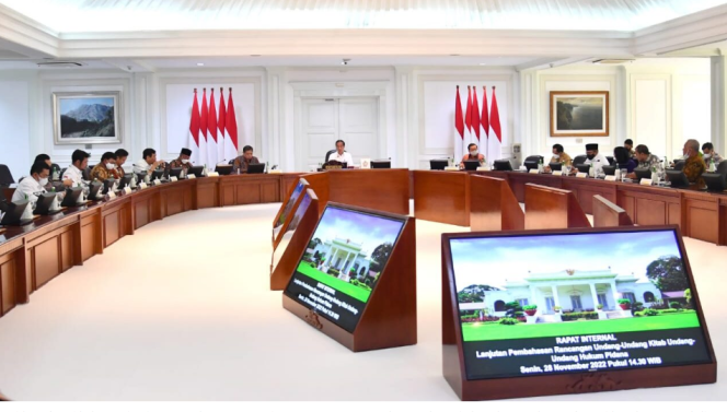 
					Ket foto: Presiden Joko Widodo memimpin rapat terbatas mengenai progres Rancangan Undang-Undang Kitab Undang-Undang Hukum Pidana (RUU KUHP) di Kantor Presiden, Jakarta, Senin, 28 November 2022. Foto: BPMI Setpres/Rusman.
