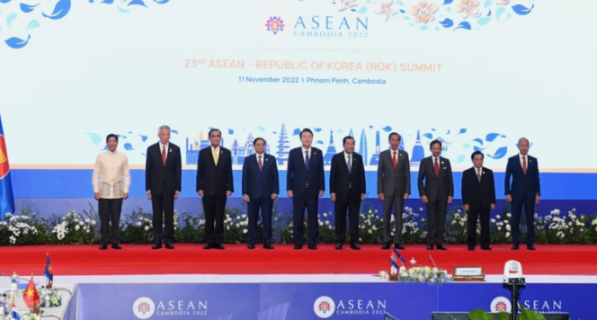 
					Ket foto: Presiden Joko Widodo berfoto bersama para pemimpin ASEAN dan Republik Korea pada KTT ASEAN - RoK ke-23 di Hotel Sokha, Phnom Penh, Jumat, 11 November 2022. Foto: BPMI Setpres/Kris.