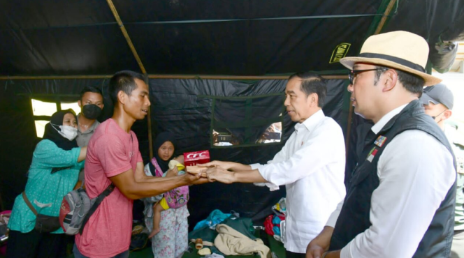 
					Ket foto: Presiden Joko Widodo meninjau langsung lokasi terdampak gempa bumi, di Kabupaten Cianjur, Provinsi Jawa Barat, pada Selasa, 22 November 2022. Foto: BPMI Setpres/Muchlis Jr.