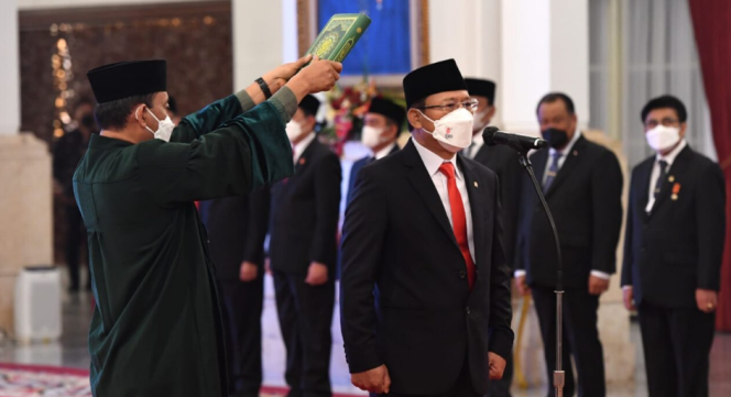 
					Ket foto: Presiden Joko Widodo melantik Muhamad Mardiono sebagai Utusan Khusus Presiden Bidang Kerja Sama Pengentasan Kemiskinan dan Ketahanan Pangan di Istana Negara Jakarta, pada Rabu, 23 November 2022. Foto: BPMI Setpres/Lukas.