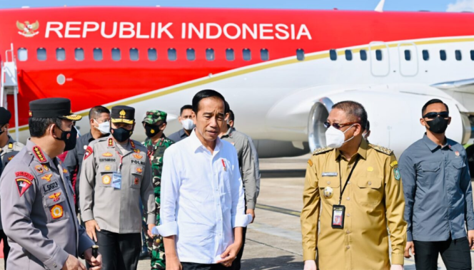 
					Ket foto: Presiden Joko Widodo tiba di Provinsi Kalimantan Barat untuk melakukan kunjungan kerja pada Selasa, 29 November 2022. Foto: BPMI Setpres/Laily Rachev.