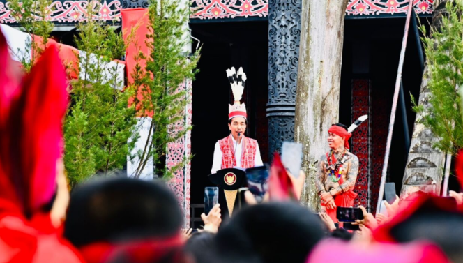 
					Ket foto: Presiden Joko Widodo meresmikan pembukaan Bahaupm Bide Bahana Tariu Borneo Bangkule Rajakng (TBBR) yang diselenggarakan di Rumah Adat Radakng, Kota Pontianak, Provinsi Kalimantan Barat, pada Selasa, 29 November 2022. Foto: BPMI Setpres/Laily Rachev.