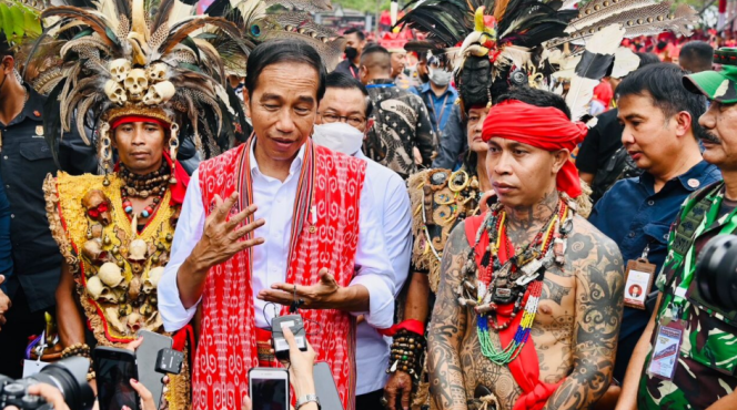 
					Ket foto: Presiden Joko Widodo menjawab pertanyaan awak media di Rumah Adat Radakng, Kota Pontianak, Provinsi Kalimantan Barat, pada Selasa, 29 November 2022. Foto: BPMI Setpres/Laily Rachev.