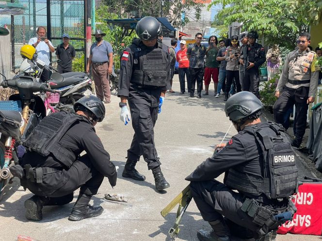 
					Benda Asing Jatuh Dari Udara, Tim Jibom Sat Brimob Polda Kepri Lakukan Olah TKP