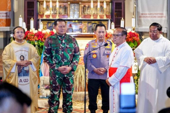 
					Kapolri Bersama Panglima TNI Kunjungi Gereja Katedral