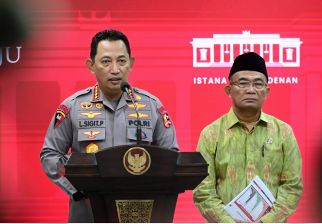 
					Ket foto: Kapolri Jenderal Listyo Sigit Prabowo menyampaikan keterangannya di Kantor Presiden, Jakarta, Senin, 19 Desember 2022, selepas mengikuti rapat terbatas yang dipimpin oleh Presiden Joko Widodo. Foto: BPMI Setpres/Muchlis Jr.